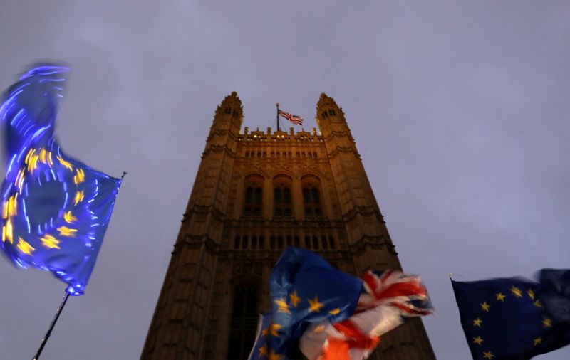 © Reuters. EU and Union Jack flags flutter outside the Houses of Parliament in London