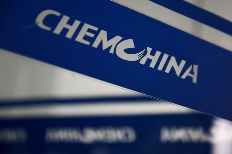 © Reuters. FILE PHOTO: The company logo of China National Chemical Corp, or ChemChina, is seen at its headquarters in Beijing