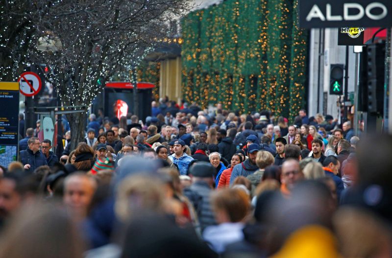 © Reuters. People shopping on Oxford Street in central London