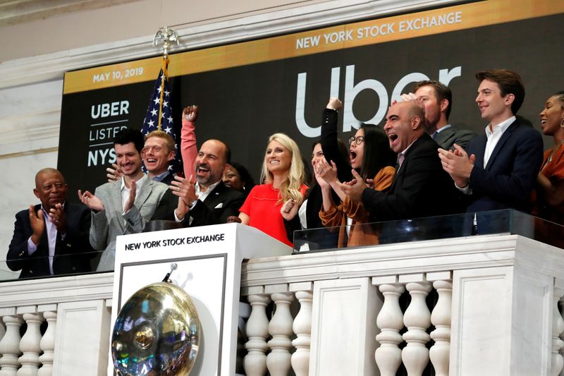 © Reuters. FILE PHOTO: Uber Technologies Inc. CEO Dara Khosrowshahi rings opening bell on NYSE during the company's IPO in New York