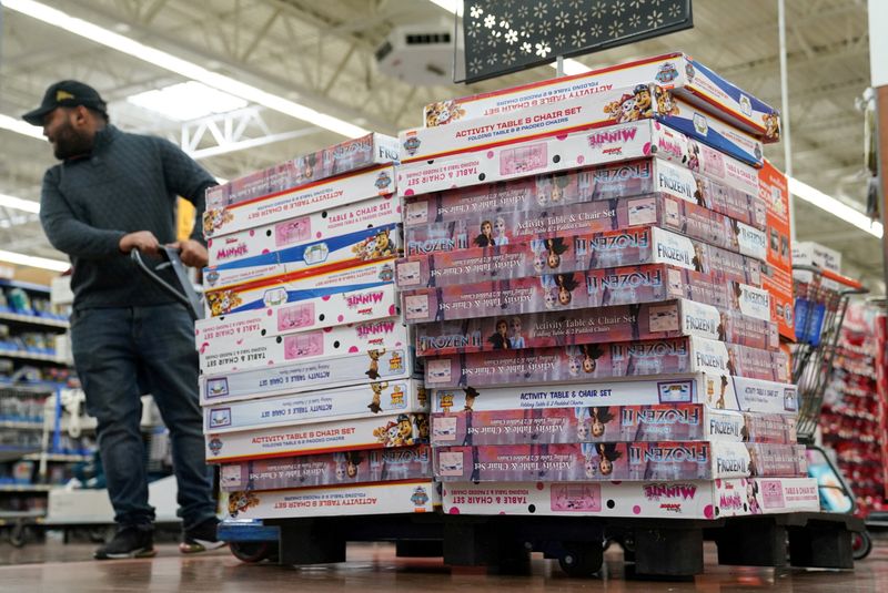 © Reuters. FILE PHOTO: People Shop in Walmart in King of Prussia Pennsylvania on Black Friday