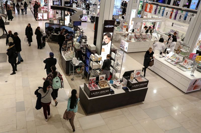 © Reuters. FOTO DE ARCHIVO: La gente compra en los grandes almacenes Macy's en Nueva York