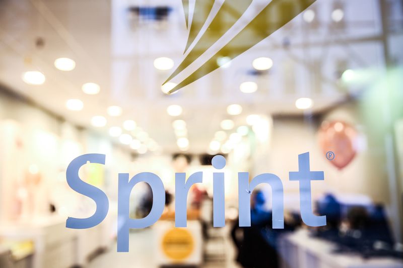 © Reuters. A Sprint sign is seen on top of a Sprint retail store in New York