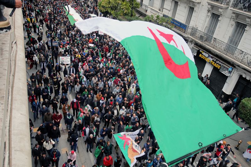 الجزائريون يواصلون الاحتجاج بعد تنصيب رئيس جديد