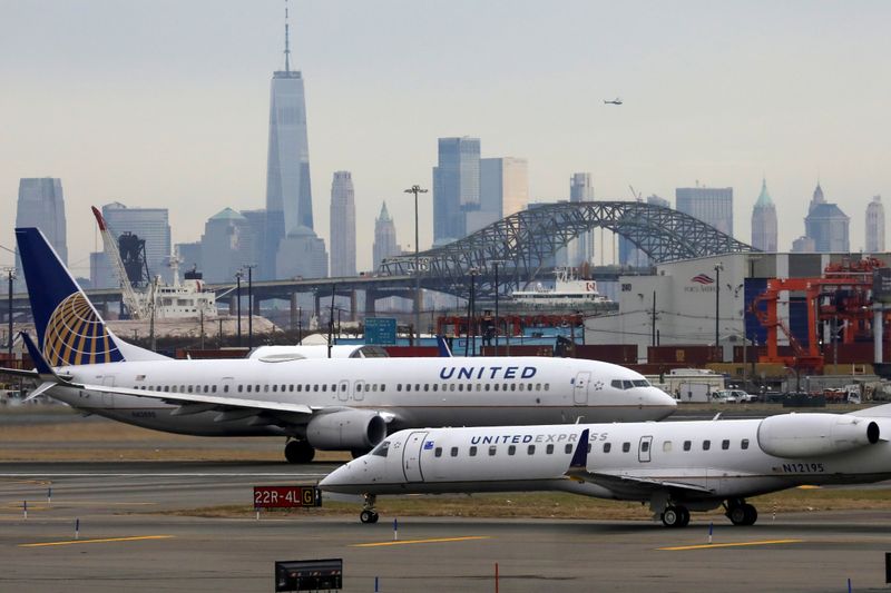 © Reuters. United Airlines passenger jets taxi with New York City as a backdrop