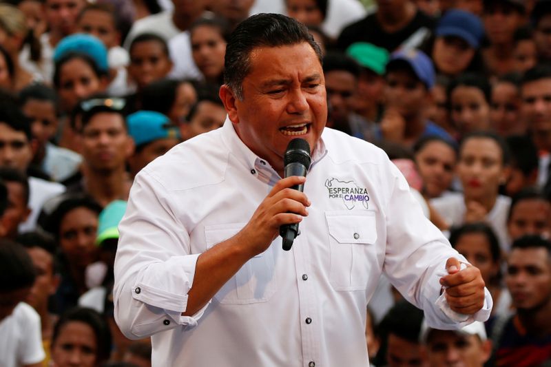 © Reuters. FILE PHOTO: Venezuelan presidential candidate Javier Bertucci of the "Esperanza por el Cambio" party, delivers a speech to supporters during his closing campaign rally in Valencia