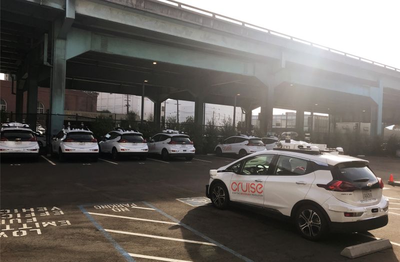 © Reuters. FILE PHOTO: A Cruise self-driving car, which is owned by General Motors Corp, is seen outside the company’s headquarters in San Francisco