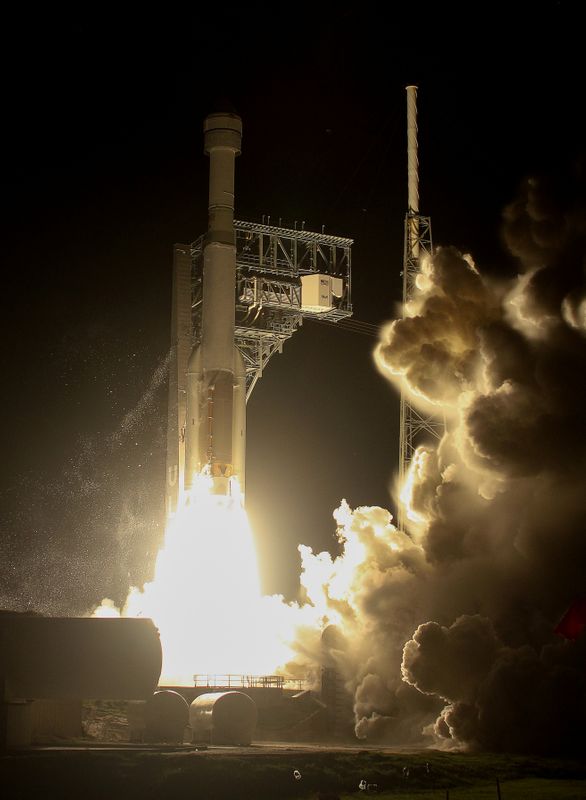 © Reuters. The Boeing CST-100 Starliner spacecraft, atop a ULA Atlas V rocket, lifts off for an uncrewed Orbital Flight Test to the International Space Station