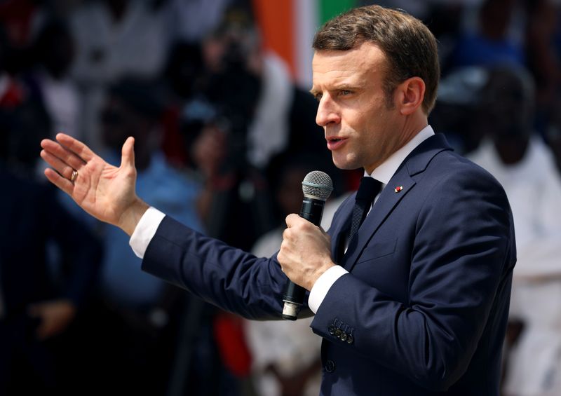 © Reuters. El presidente de Francia Emmanuel Macron habla durante la inauguración del Ágora "win win" en Koumassi, Costa de Marfil