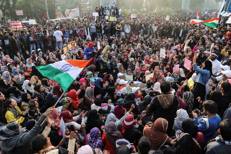 © Reuters. Demonstrators attend a protest against a new citizenship law, outside the Jamia Millia Islamia University in New Delhi