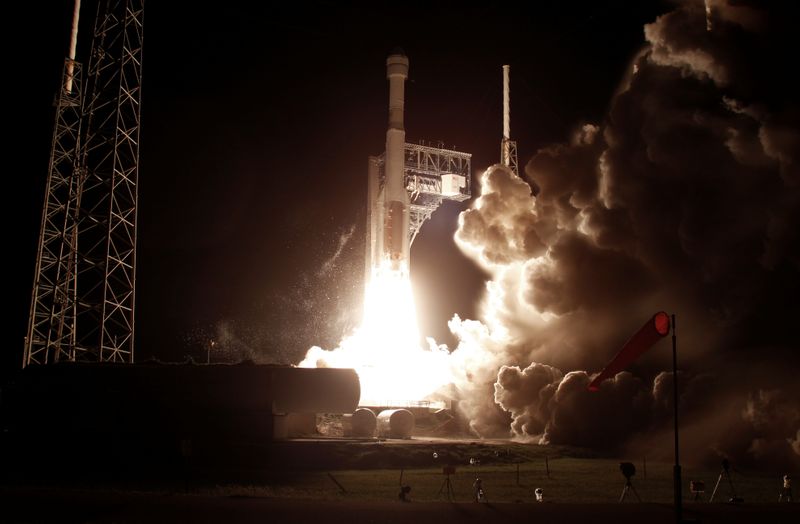 © Reuters. FILE PHOTO:  The Boeing CST-100 Starliner spacecraft, atop a ULA Atlas V rocket, lifts off for an uncrewed Orbital Flight Test to the International Space Station