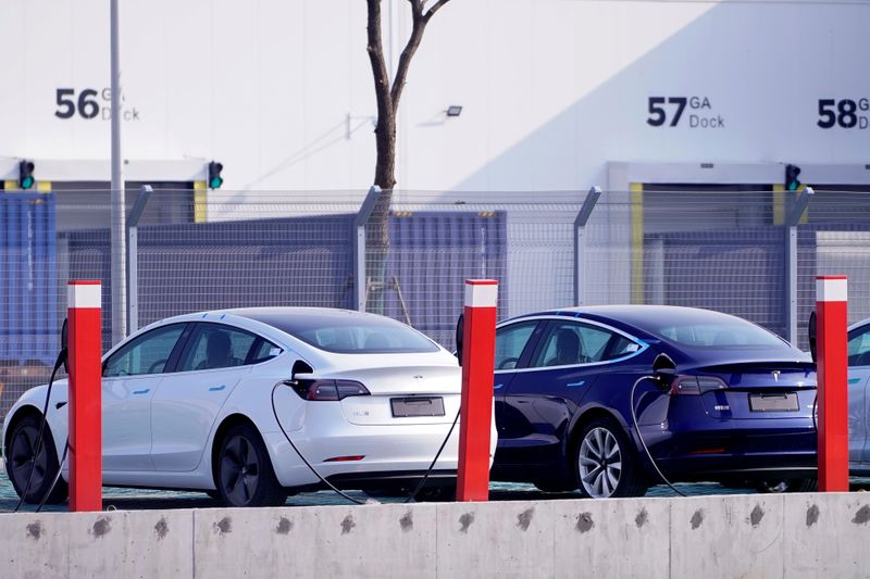 © Reuters. FILE PHOTO: China-made Tesla Model 3 electric vehicles are seen at the Gigafactory of electric carmaker Tesla Inc in Shanghai