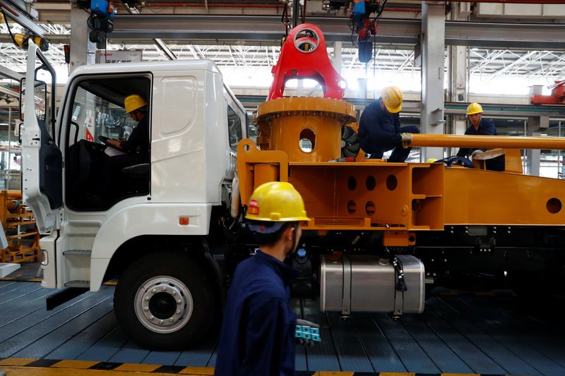 © Reuters. Funcionários trabalham em fábrica da Sany Heavy Industry Co. em Changsha