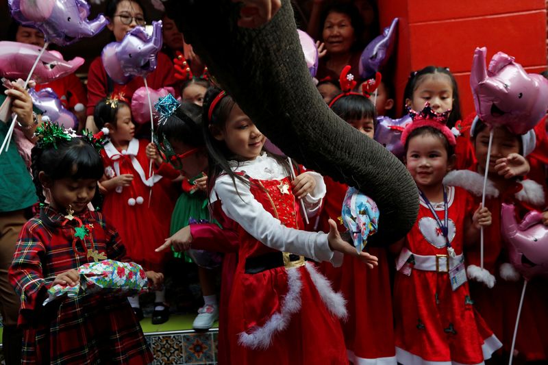 Elefante Papai Noel entrega presentes em escola da Tailândia