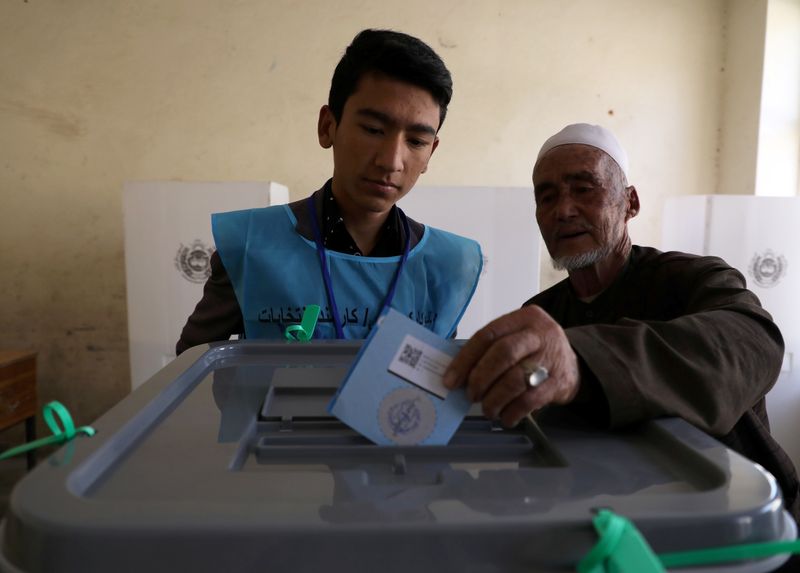 مسؤولون يرجحون جولة إعادة بانتخابات الرئاسة الأفغانية مع فحص آلاف الشكاوى