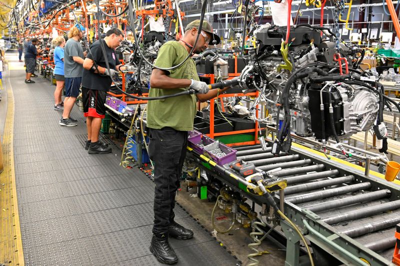 © Reuters. FILE PHOTO: Engines assembled as they make their way through the assembly line at the General Motors (GM) manufacturing plant in Spring Hill