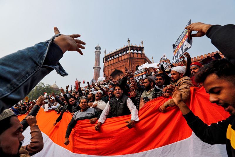 مسلمون يلوحون بأعلام الهند لإظهار أن احتجاجاتهم ليست ضد الدولة