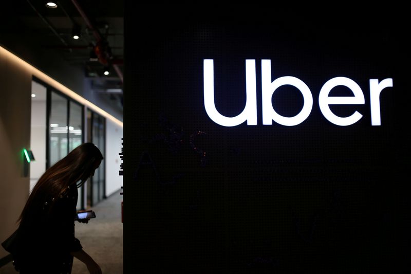 © Reuters. Uber's logo is pictured at its office in Bogota
