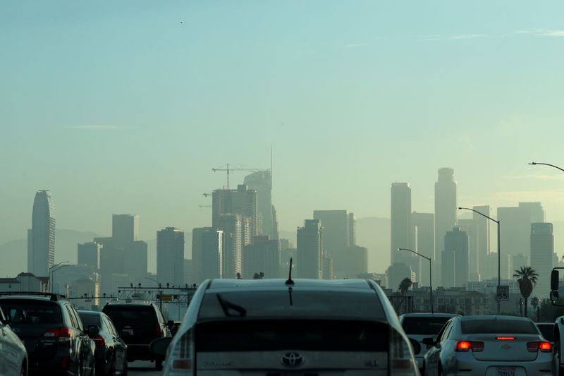 © Reuters. Commuters navigate early morning traffic as they drive towards downtown in Los Angeles, California