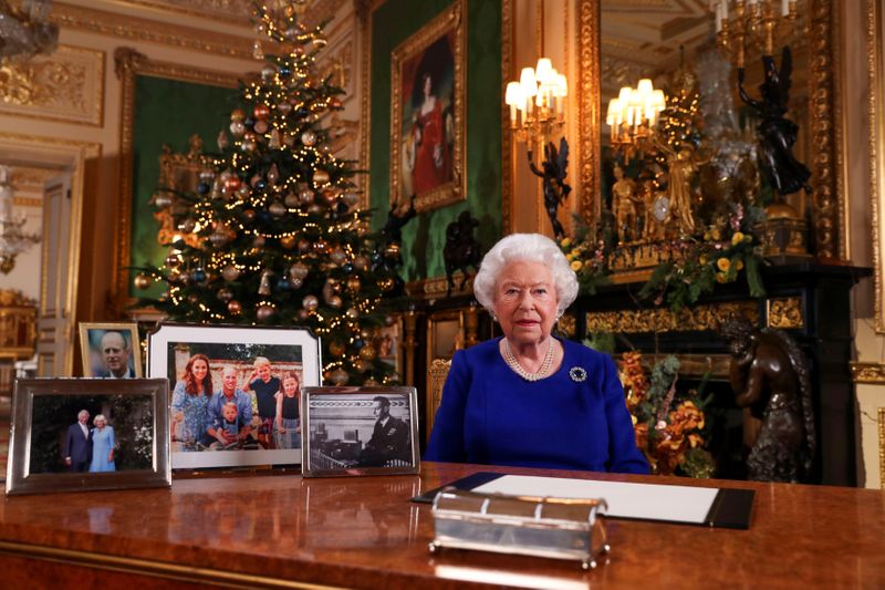 © Reuters. Britain's Queen Elizabeth poses, after recording her annual Christmas Day message in Windsor Castle, in Berkshire