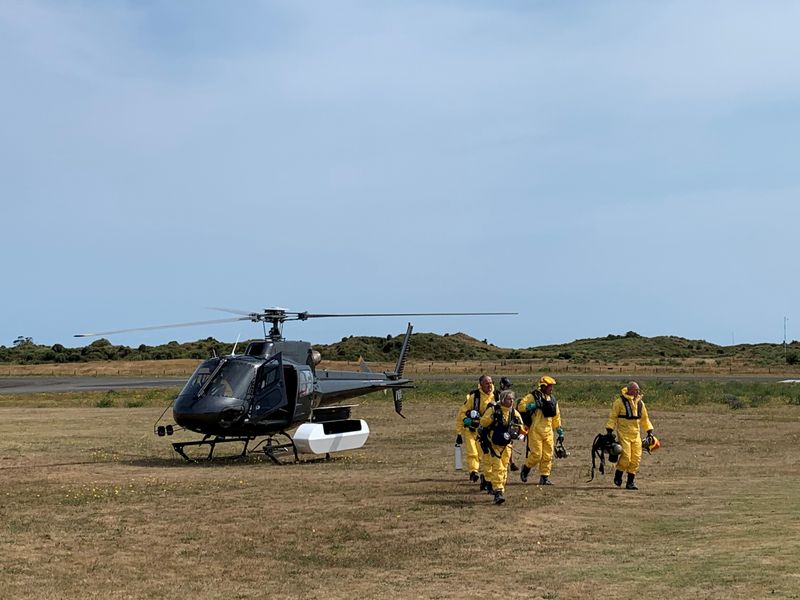 © Reuters. New Zealand Police Search and Rescue and Disaster Victim Identification staff return to Whakatane after conducting a search for bodies in the aftermath of the eruption of White Island volcano