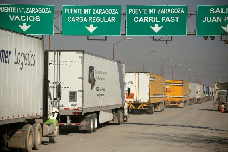 © Reuters. Trucks wait in a queue for border customs control at the Zaragoza-Ysleta border crossing bridge in Ciudad Juarez