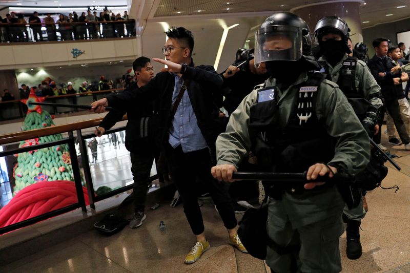 Polícia de Hong Kong dispara gás lacrimogêneo para dispersar manifestantes na véspera de Natal