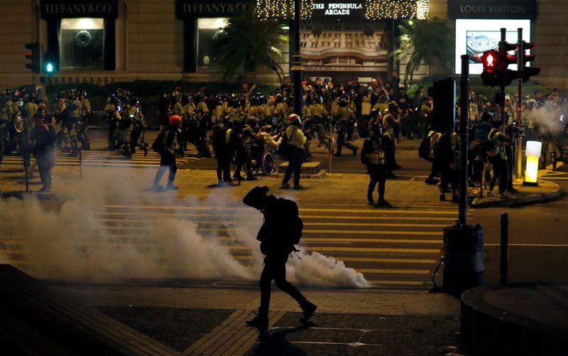 © Reuters. Anti-government demonstrators protest on Christmas Eve in Hong Kong