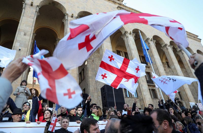 © Reuters. FILE PHOTO: Opposition supporters take part in a rally to protest against the government and demand an early parliamentary election in Tbilisi