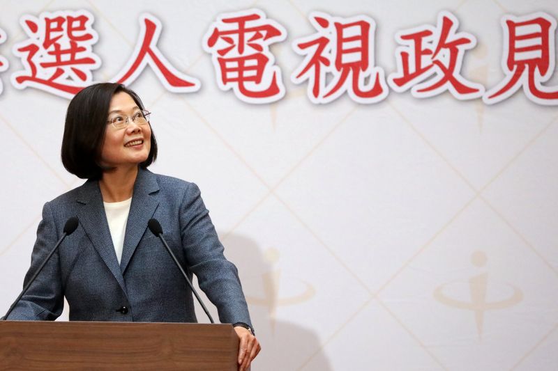 © Reuters. Taiwan President Tsai Ing-wen talks to media after live policy address in Taipei