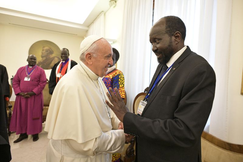 © Reuters. FILE PHOTO: Pope Francis shakes hands with the President of South Sudan Salva Kiir at the end of a two day Spiritual retreat with South Sudan leaders at the Vatican