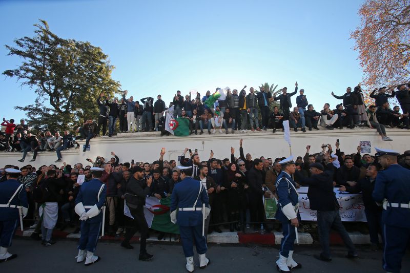 © Reuters. آلاف يشيعون رئيس الاركان الجزائري