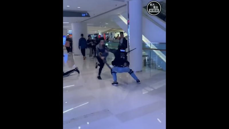 © Reuters. A man tries to evade police at Yuen Long mall in Hong Kong