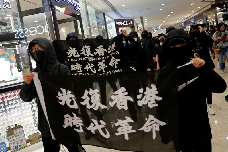 © Reuters. نشطاء مؤيدون للديمقراطية في هونج كونج يواصلون الاحتجاجات في عيد الميلاد