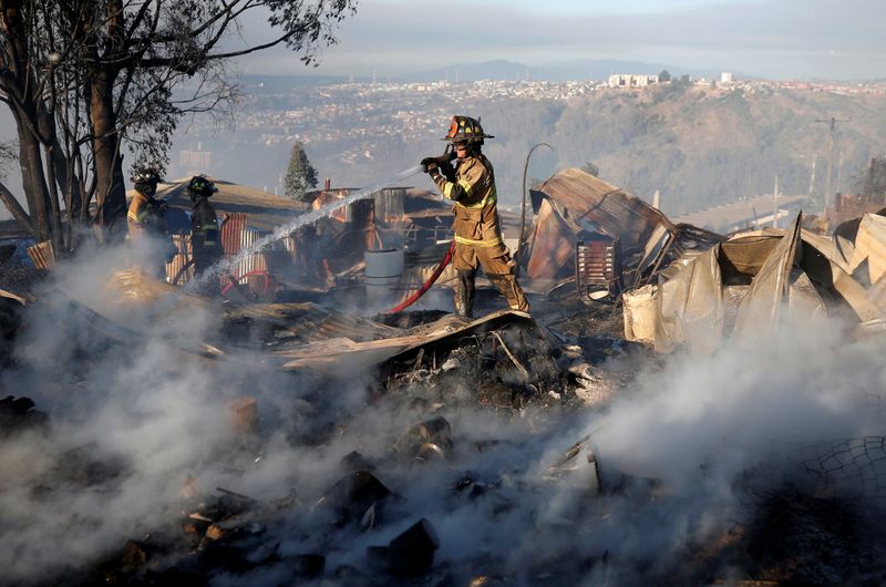 © Reuters. Bombeiros combatem incêndio em Valparaiso