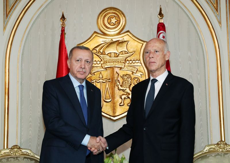 © Reuters. Presidente da Turquia, Erdogan, encontra-se com o presidente da Tunísia, Saied