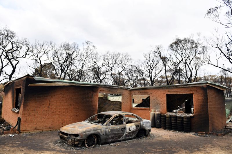 © Reuters. Casa e carro danificados por incêndios em Balmoral, Austrália