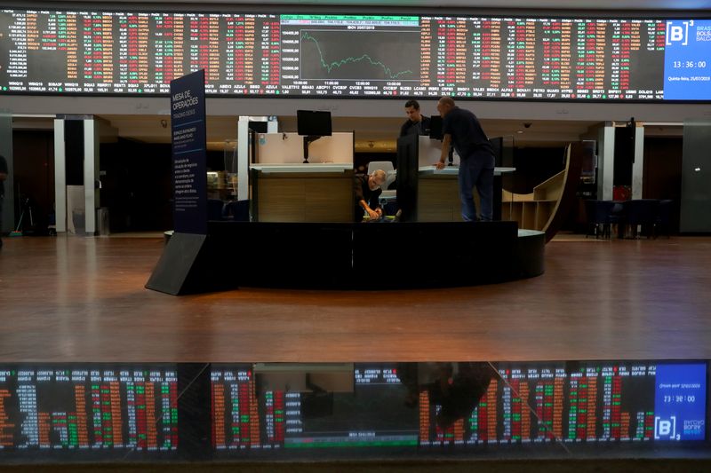 © Reuters. FILE PHOTO:  An electronic board showing the graph of the recent fluctuations of market indices is seen as men work on the floor of Brazil's B3 Stock Exchange in Sao Paulo