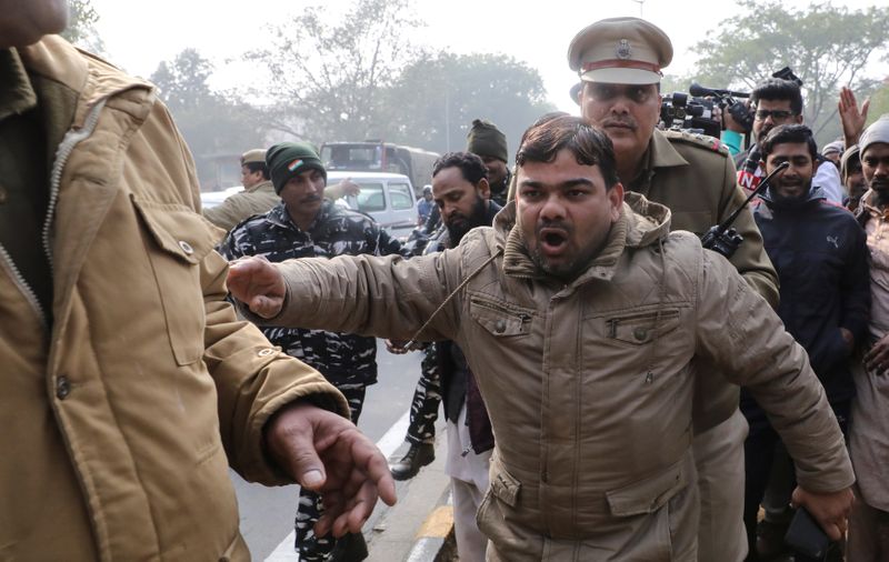 © Reuters. Police detain a demonstrator during a protest against a new citizenship law, in front of Uttar Pradesh state bhawan in New Delhi