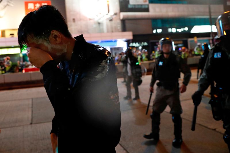 Shoppings viram alvos de manifestantes de Hong Kong em 3º dia de protestos no Natal