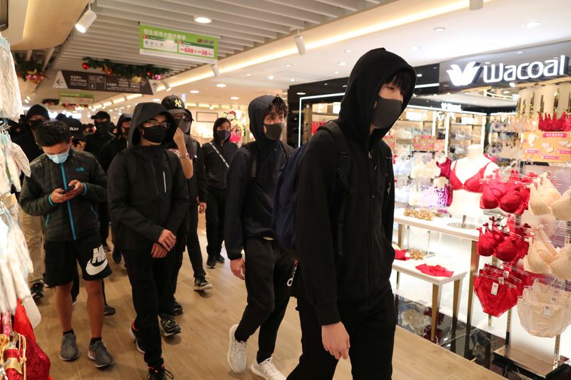 Manifestantes de Hong Kong dirigen el tercer día de protestas en Navidad en los centros comerciales