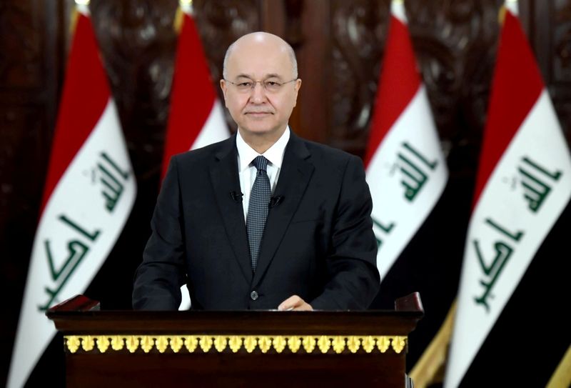 © Reuters. رئيس العراق يقول إنه يفضل الاستقالة على تكليف رئيس حكومة يرفضه المحتجون