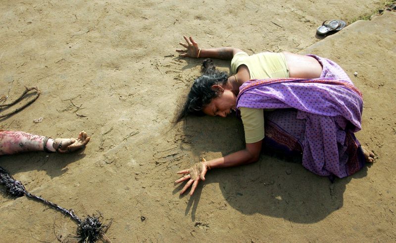 © Reuters. FILE PHOTO: Indian woman mourns death of her relative killed in tsunami in Cuddalore