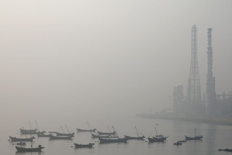 © Reuters. Poluição forma névoa em Liaoning, na China