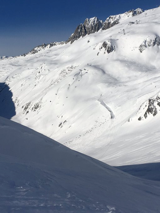 © Reuters. Vista general del sitio de una avalancha a través de la pista de esquí en Andermatt, Suiza