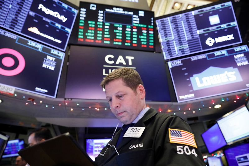 © Reuters. Traders work on the floor at the NYSE in New York