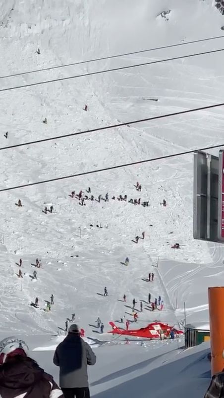 Equipes de resgate buscam vítimas de avalanches na Áustria e na Suíça