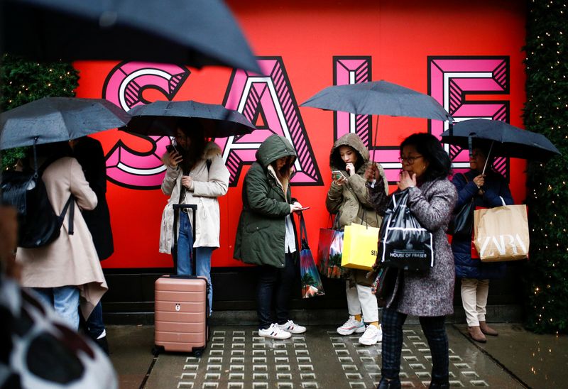© Reuters. Shoppers on Oxford Street during Boxing Day sales in central London