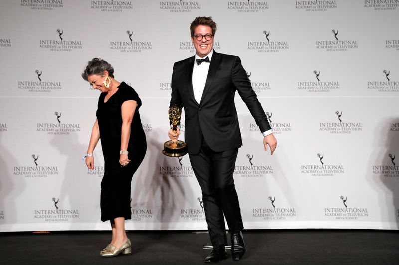 © Reuters. Tereza González y Fabio Porchat de "Especial de Natal dos Fundos" de Brasil posan con su premio a la mejor comedia en la 47 edición de los Premios Emmy Internacionales en Nueva York.