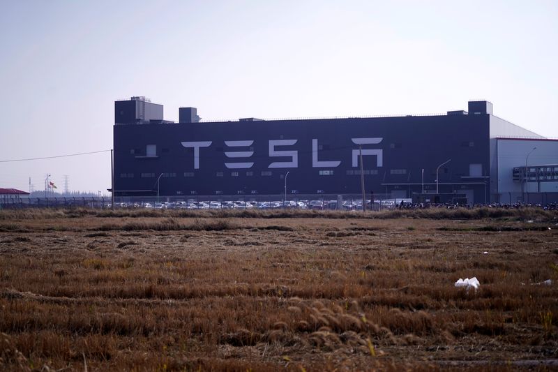 © Reuters. The gigafactory of electric carmaker Tesla Inc is seen in Shanghai